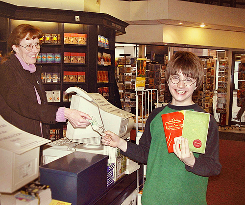 harry-potter-daniel-radcliffe-with-his-copy-of-fantastic-beasts-audition-for-modesty